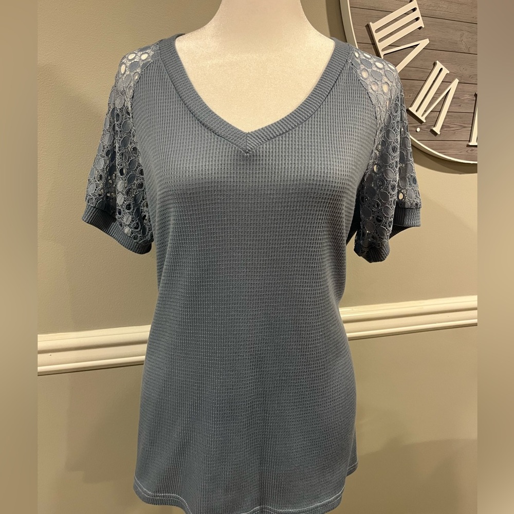 Women's Short Sleeve Lace Sleeve Top - Excellent Condition Miholl Size L…